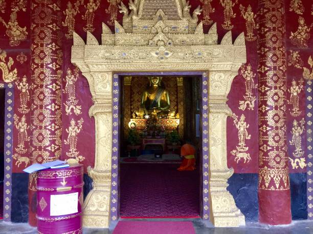 Thai Buddha Figur Aus Kunstharz – In Rot & Gold, Handbemalt Und Voller Details