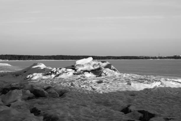 замороженный пейзаж озера. черно-белый фон - sea black and white horizontal horizon over water стоковые фото и изображения