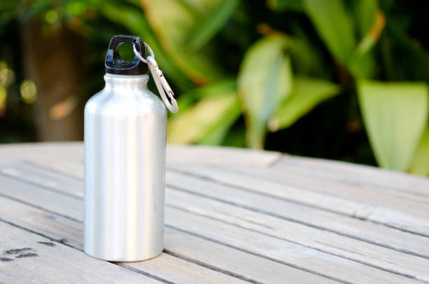 야외 나무 테이블에 재사용 가능한 물병 - water bottle bottle steel stainless steel 뉴스 사진 이미지