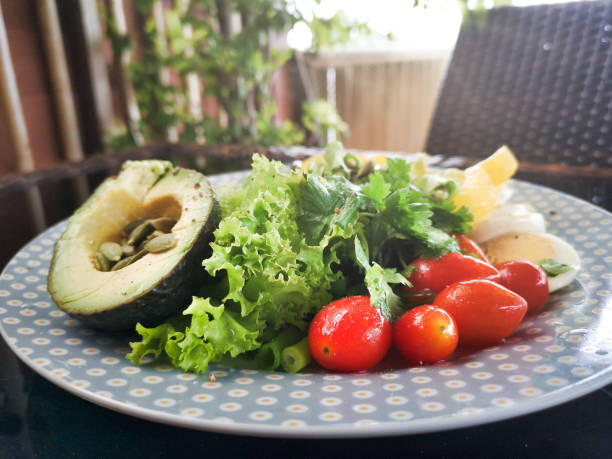 dieta cetogénica vegetariana orgánica alimentocrudo en el plato - vegetable vitamin a tomato vitamin c fotografías e imágenes de stock