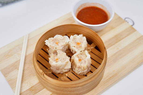 흰색 배경의 대나무 증기선에서 중국 딤섬 - shrimp pan cooking prepared shrimp 뉴스 사진 이미지