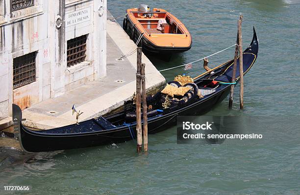 Gondola A Venezia - Fotografie stock e altre immagini di Acqua - Acqua, Ambientazione esterna, Barca a motore