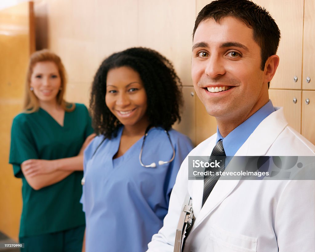 Ritratto di medico e due i professionisti del settore medicale - Foto stock royalty-free di Accudire