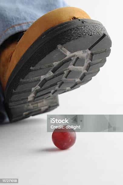 Esmagar Uma Uva - Fotografias de stock e mais imagens de Bota - Bota, Esmagado, Couro