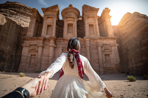 mujer asiática turista sosteniendo de la mano en petra, jordania - petra antiquities jordan middle east fotografías e imágenes de stock