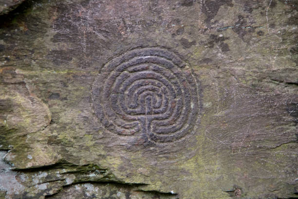 ancient petroglyph in cornwall - carved rock imagens e fotografias de stock