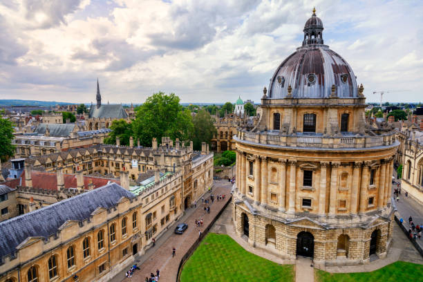 słoneczny dzień w radcliffe camera w oxford city - oxford england zdjęcia i obrazy z banku zdjęć