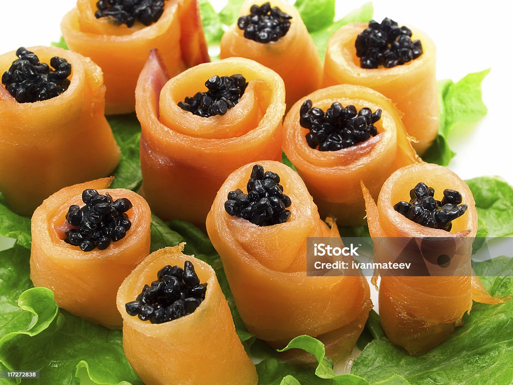 Rollos de salmón con caviar - Foto de stock de Alimento libre de derechos