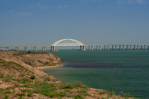 Puente de Crimea junto a la playa de arena photo