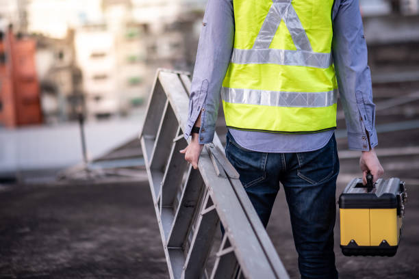 アルミ製のはしごと工具箱を運ぶ労働者の男 - inspector safety construction reflective clothing ストックフォトと画像