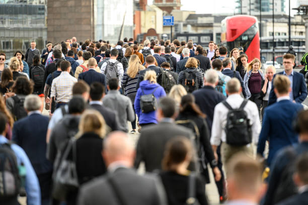 pendler auf der london bridge - london england on the move commuter rush hour stock-fotos und bilder