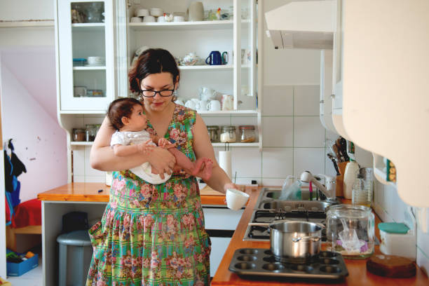 istock Single mother preparing lunch for her family 1172734272