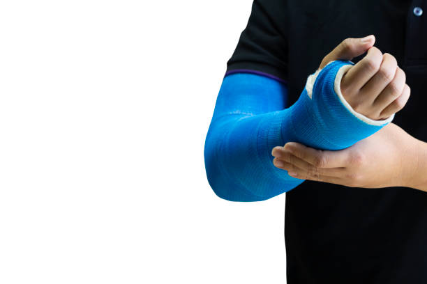 腕の傷害の概念として青い包帯で手を握っている男。 - hospital physical injury patient men ストックフォトと画像