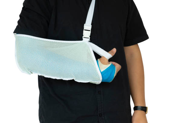 mão do homem com a atadura azul como o ferimento do braço isolado no fundo branco. - physical injury hospital cast doctor - fotografias e filmes do acervo