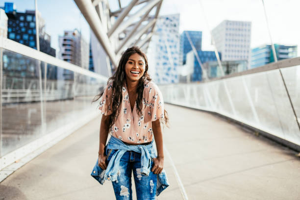 retrato da mulher milenar asiática bonita do indiano ou do sudeste no centro da cidade - southeast asian ethnicity fotos - fotografias e filmes do acervo