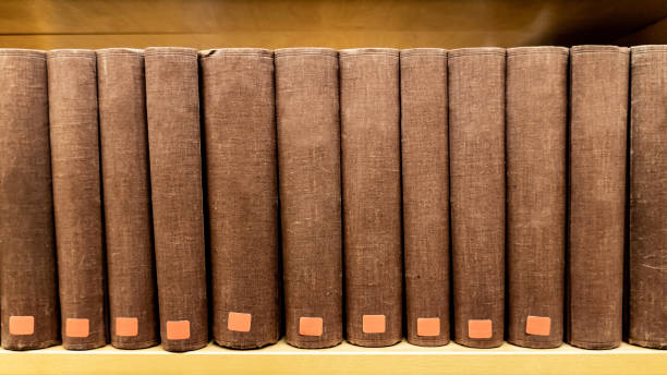 antike bücher auf holzbücherregal in der bibliothek - picture book book old leather stock-fotos und bilder