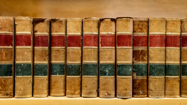 antike bücher auf holzbücherregal in der bibliothek - picture book book old leather stock-fotos und bilder