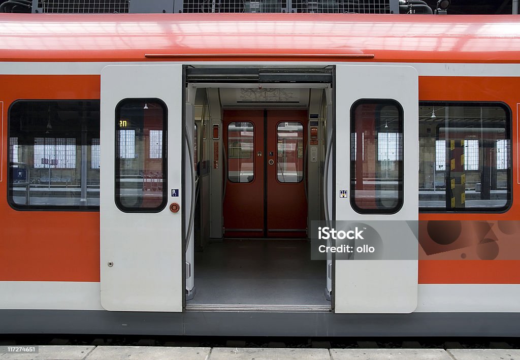 Tren de espera con las puertas abiertas - Foto de stock de Tren libre de derechos