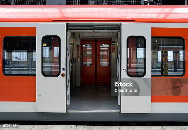 Tren De Espera Con Las Puertas Abiertas Foto de stock y más banco de imágenes de Tren - Tren, Puerta del vehículo, Abierto