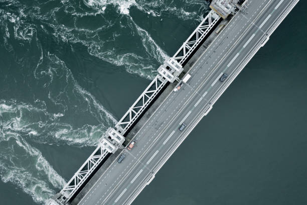 barrage de tempête ventant l'eau pendant la marée élevée - zeeland photos et images de collection