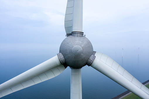 Vista de cerca de una turbina eólica para electricidad verde renovable photo