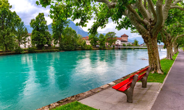 ciudad vieja de interlaken, suiza - interlaken switzerland aare river house fotografías e imágenes de stock