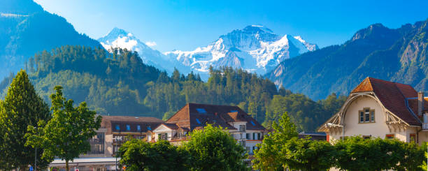 ciudad vieja de interlaken, suiza - interlaken switzerland aare river house fotografías e imágenes de stock