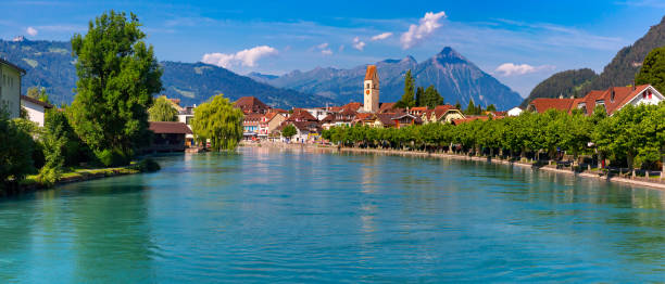 altstadt von unterseen, interlaken, schweiz - interlaken stock-fotos und bilder