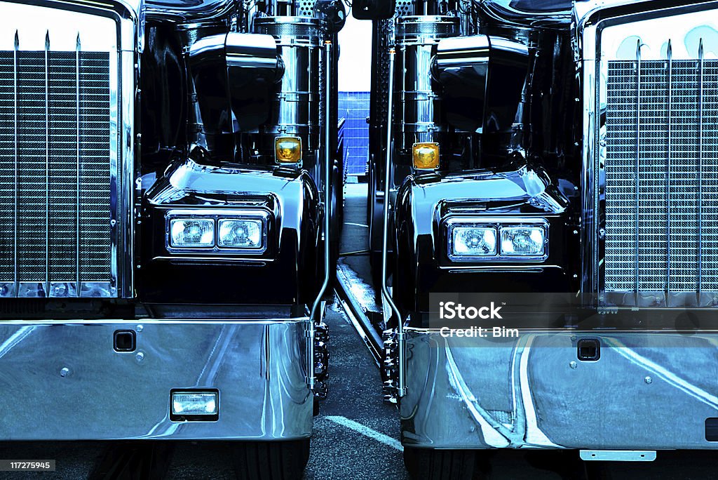 Dois caminhões, vista frontal - Foto de stock de Caminhão royalty-free