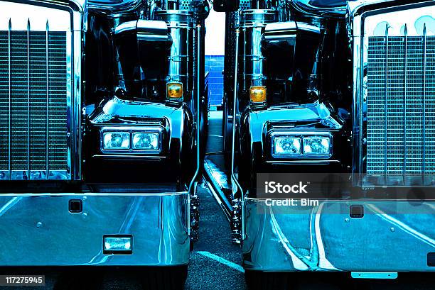 Foto de Dois Caminhões Vista Frontal e mais fotos de stock de Caminhão - Caminhão, Comércio - Consumismo, Estacionário