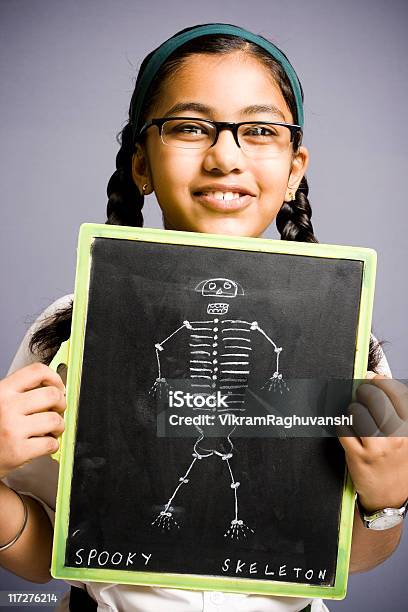 陽気なインドスクールガールを示すブラックボードにスケルトンの描出 - インド人のストックフォトや画像を多数ご用意 - インド人, インド文化, 女の子