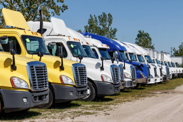 camion rimorchio cargo e semi trattore volvo in vendita. freightliner è di proprietà di daimler viii - cabover foto e immagini stock