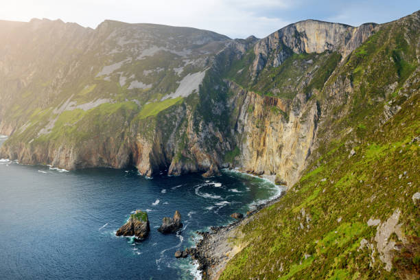 slieve league、アイルランド最高の海の崖は、この壮大なコストの運転ルートに沿って南西ドニゴールに位置しています。ワイルド・アトランティック・ウェイ・ルート、コ・ドニゴール、アイ - mountain looking at view beach cliff ストックフォトと画像