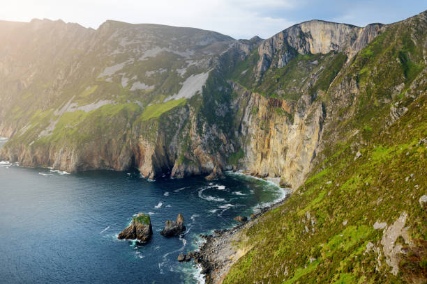 슬리브 리그, 아일랜드 에서 가장 높은 바다 절벽, 이 웅장한 코스 운전 경로를 따라 도네갈 남서부에 위치하고 있습니다. 와일드 애틀랜틱 웨이 루트, 코 도네갈, 아일랜드에서 인기있는 정류장 - mountain looking at view beach cliff 뉴스 사진 이미지
