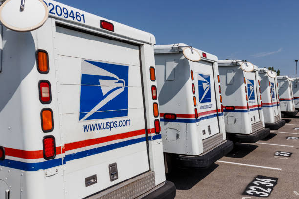 USPS Post Office Mail Trucks. The Post Office is responsible for providing mail delivery VIII Indianapolis - Circa August 2019: USPS Post Office Mail Trucks. The Post Office is responsible for providing mail delivery VIII Usps stock pictures, royalty-free photos & images