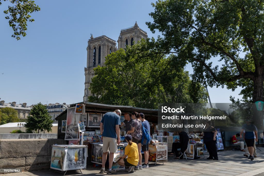 les touristes toujours en visite à la Cathdrale Notre-Dame de Paris en construction et travaux de rénovation en cours après l'incendie de 2019 - Photo de Admirer le paysage libre de droits