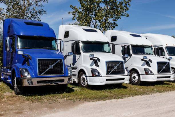 volvo semi tractor trailer trucks in vendita. volvo è uno dei maggiori produttori di camion i - cabover foto e immagini stock