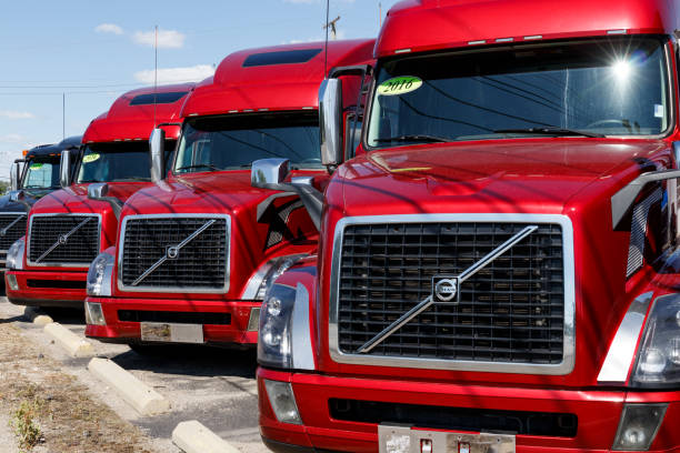 Volvo Semi Tractor Trailer Trucks Lined up for Sale. Volvo is one of the largest truck manufacturers VI Ft. Wayne - Circa August 2019: Volvo Semi Tractor Trailer Trucks Lined up for Sale. Volvo is one of the largest truck manufacturers VI volvo stock pictures, royalty-free photos & images