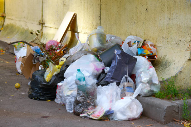 ゴミによる環境汚染 - garbage can garbage overflowing full ストックフォトと画像