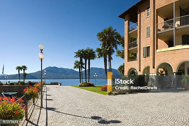 Hotel Affacciato Sul Lago Maggiore - Fotografie stock e altre immagini di Albergo - Albergo, Ambientazione esterna, Blu