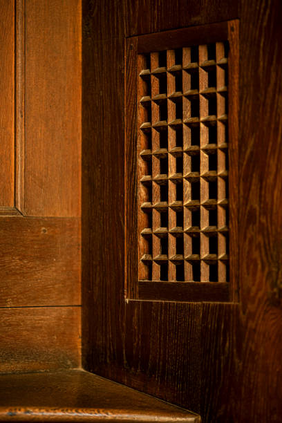 alter beichtstuhl in der kirche - confession booth church wood forgiveness stock-fotos und bilder