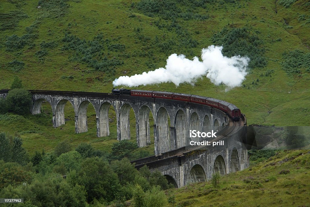Glenfinnan Viaduct com steamtrain - Foto de stock de Glenfinnan royalty-free