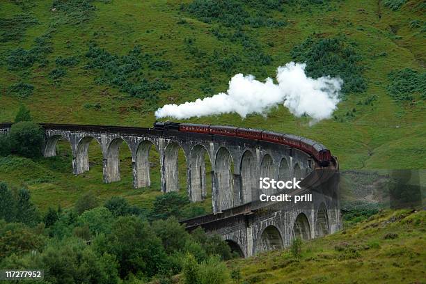 Foto de Glenfinnan Viaduct Com Steamtrain e mais fotos de stock de Glenfinnan - Glenfinnan, Locomotiva a vapor, Viaduto - Ponte