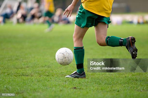 Giocatore Di Calcio Calciare La Palla Corse - Fotografie stock e altre immagini di Attaccante di calcio - Attaccante di calcio, Calciatore, Calcio - Sport