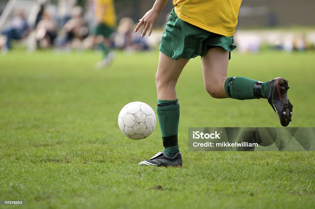 Футбол игрок с мячом работает во время - Стоковые фото Club Soccer роялти-фри