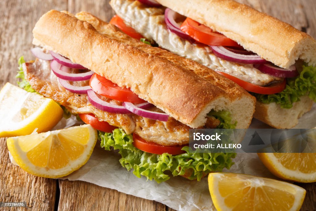 구운 고등어와 레몬 클로즈업이 함께 제공되는 푸짐한 맛있는 터키 식 샌드위치 발릭 이펙 수평 0명에 대한 스톡 사진 및 기타 이미지 -  Istock