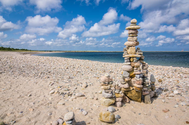스톤 케언 온 더 비치 - cairn stacking stone rock 뉴스 사진 이미지