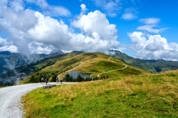 壮大な頂上とキッツビューラーアルプスの自然のままの美しさの眺め。 - lake mountain north tirol austria ストックフォトと画像