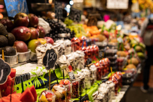 vista de una tienda con envases de plástico frutal en el mercado de la boqueria en barcelona - healthy eating food and drink raw leek fotografías e imágenes de stock