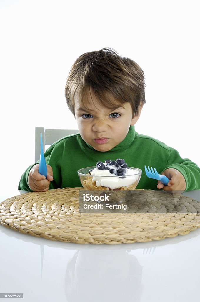 Mały chłopiec nie chcąc jeść jego zdrowy posiłek. - Zbiór zdjęć royalty-free (Białe tło)
